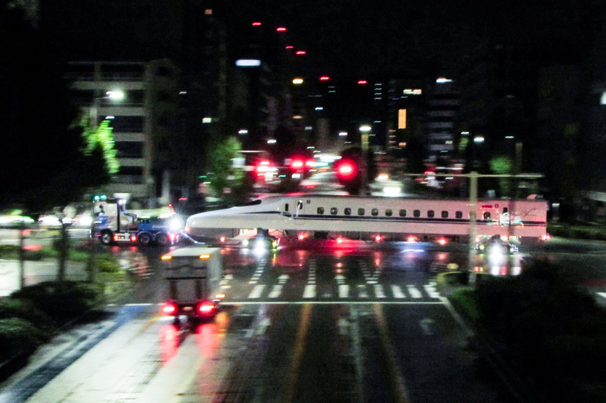STEx35701635's tweet photo. N700S H6編成　1,2号車陸送

人生で一度は見たいと思っていた陸送。1号車を牽引したトレーラーヘッドのナンバー、1なのは狙ったのかたまたまなのか… https://t.co/VjBQJBYznQ