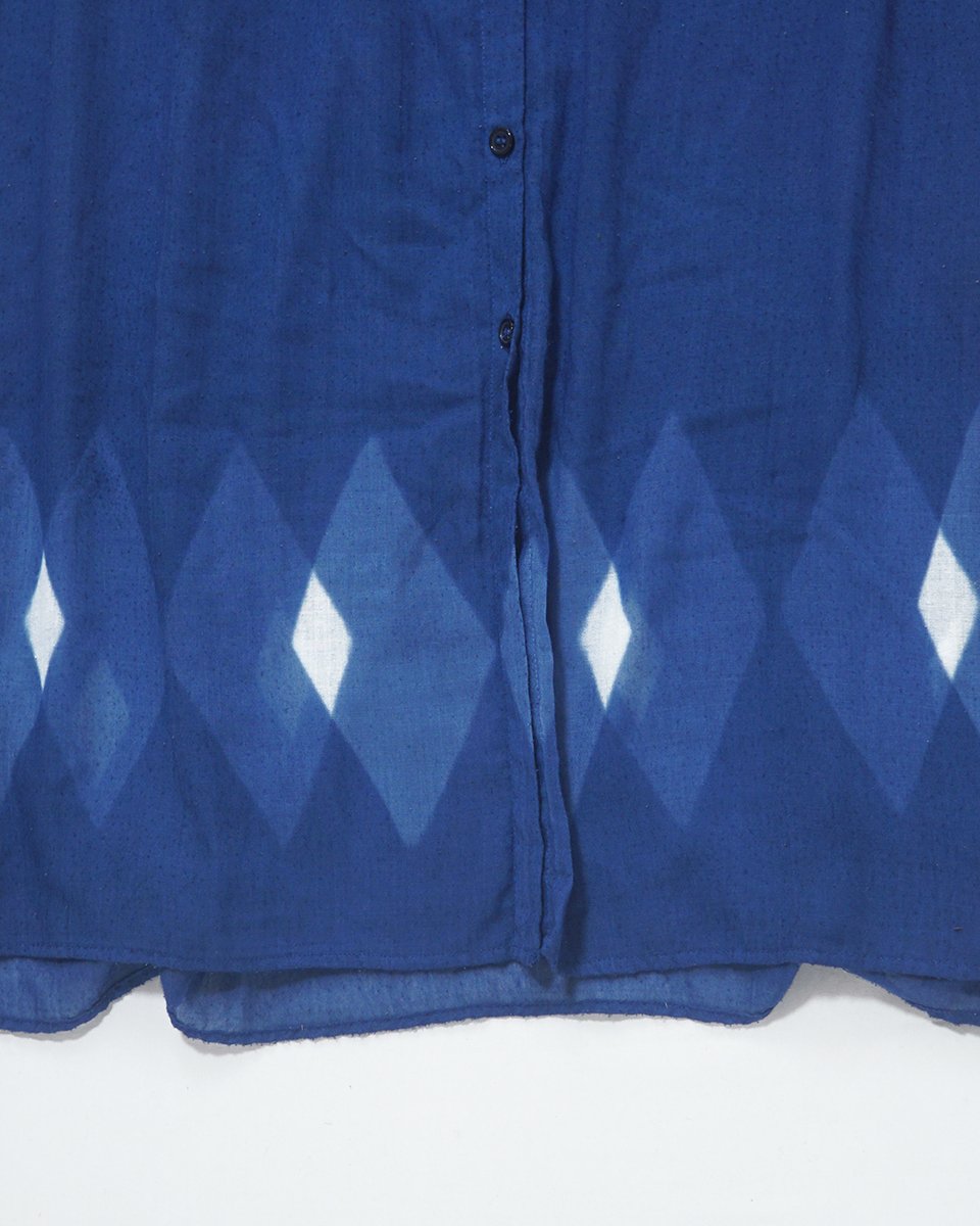 Uchida Dyed Dress Series✨
板締め染め/Itajime （Board Tightening Dyeing）

使用した板型は1種類。同色で2回染色、それにより全体よりも薄い柄が現れ、2回目の板型を少しずらす事で1回目の柄と重なった部分が白く残る。