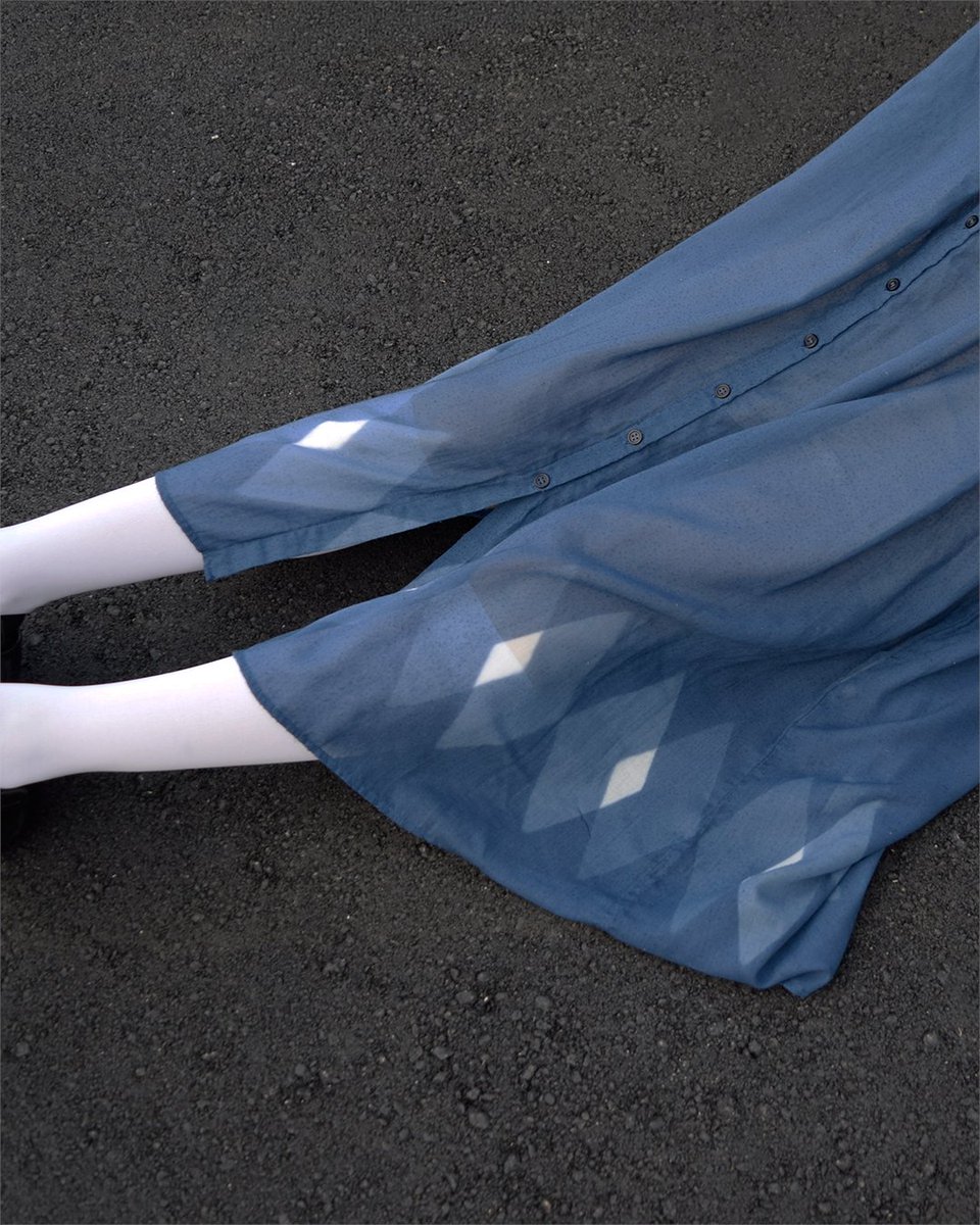 Uchida Dyed Dress Series✨
板締め染め/Itajime （Board Tightening Dyeing）

使用した板型は1種類。同色で2回染色、それにより全体よりも薄い柄が現れ、2回目の板型を少しずらす事で1回目の柄と重なった部分が白く残る。