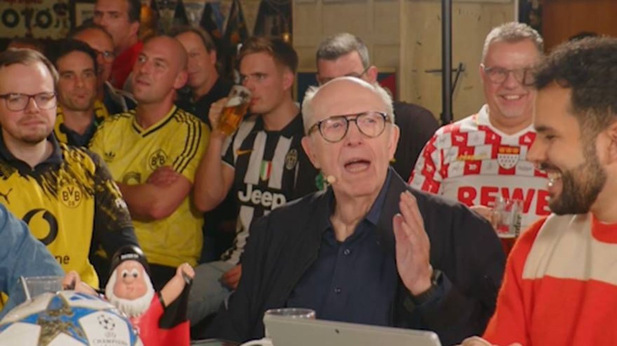 OKde_official's tweet image. [News]  Zu laut im TV Calli-Ansage an seine Frau: Hallo mein Liebchen... - Reiner Calmund wendet sich live im TV an seine Frau. Sie findet, er schreie zu laut ins Mikro im SPORT1-Fantalk - die Antwort ist jetzt schon legendär. #Sport #OKde | Mehr hier &amp;gt;&amp;gt;&amp;gt; ow.ly/bxa4106pCHZ