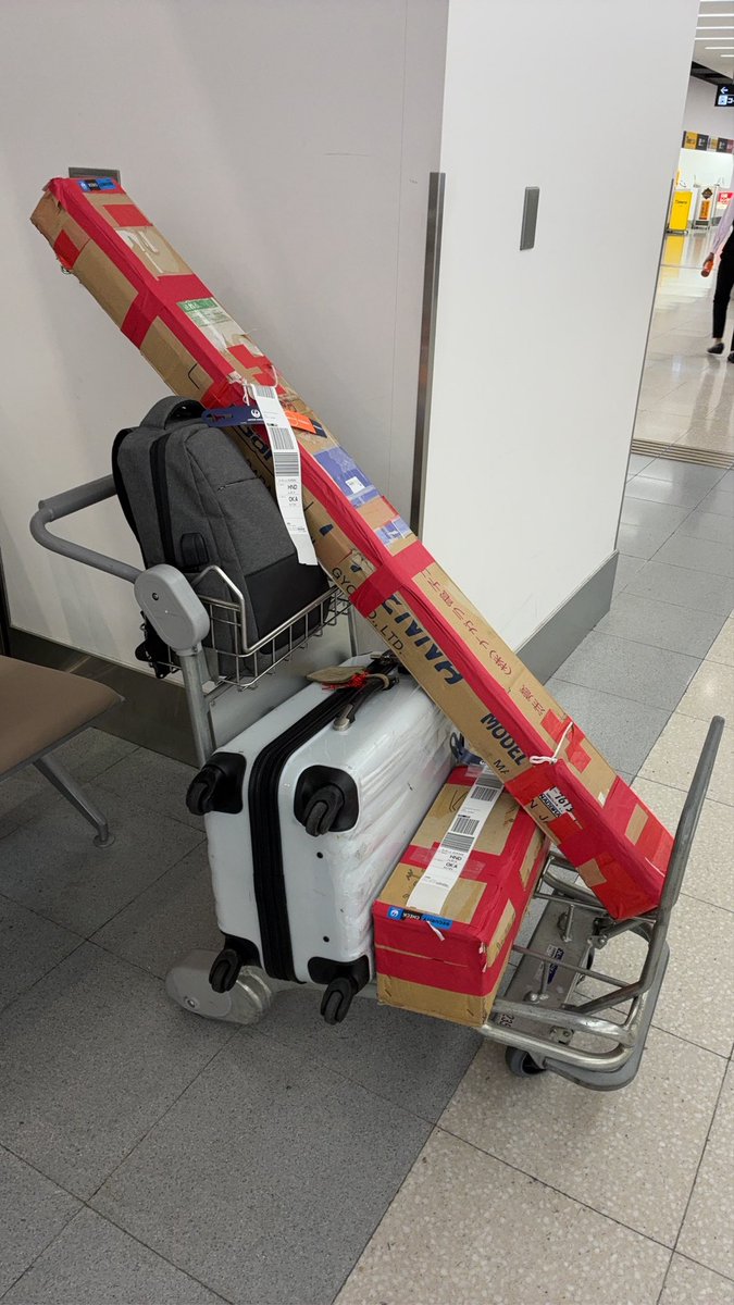 今回の荷物。ポタ電はゆうパックで発送。今は羽田空港でバス待ち。もうちょい頑張る😅