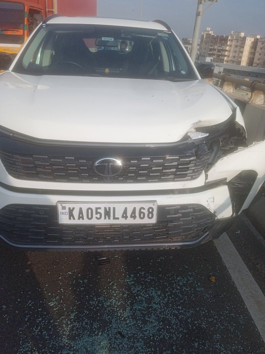 motordave2's tweet image. #ECity Flyover 🚨⚠️ #Pileup

What is “Safe Following Distance” &amp;amp; #Stopping #Distance” for any automobiles over braking at 70-90kmph+ (Dry Surface) without #rear #ending car ahead?

@DriveSmart_IN @dabir @sumanthchandar @RCBengaluru @InfraEye @anil_lulla