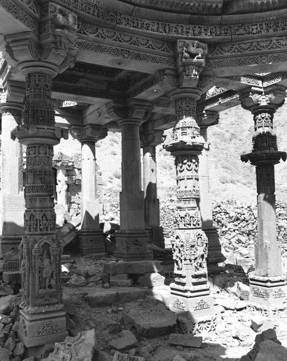 Yaduvam's tweet image. The ruins of a once-majestic temple somewhere in Rajasthan.