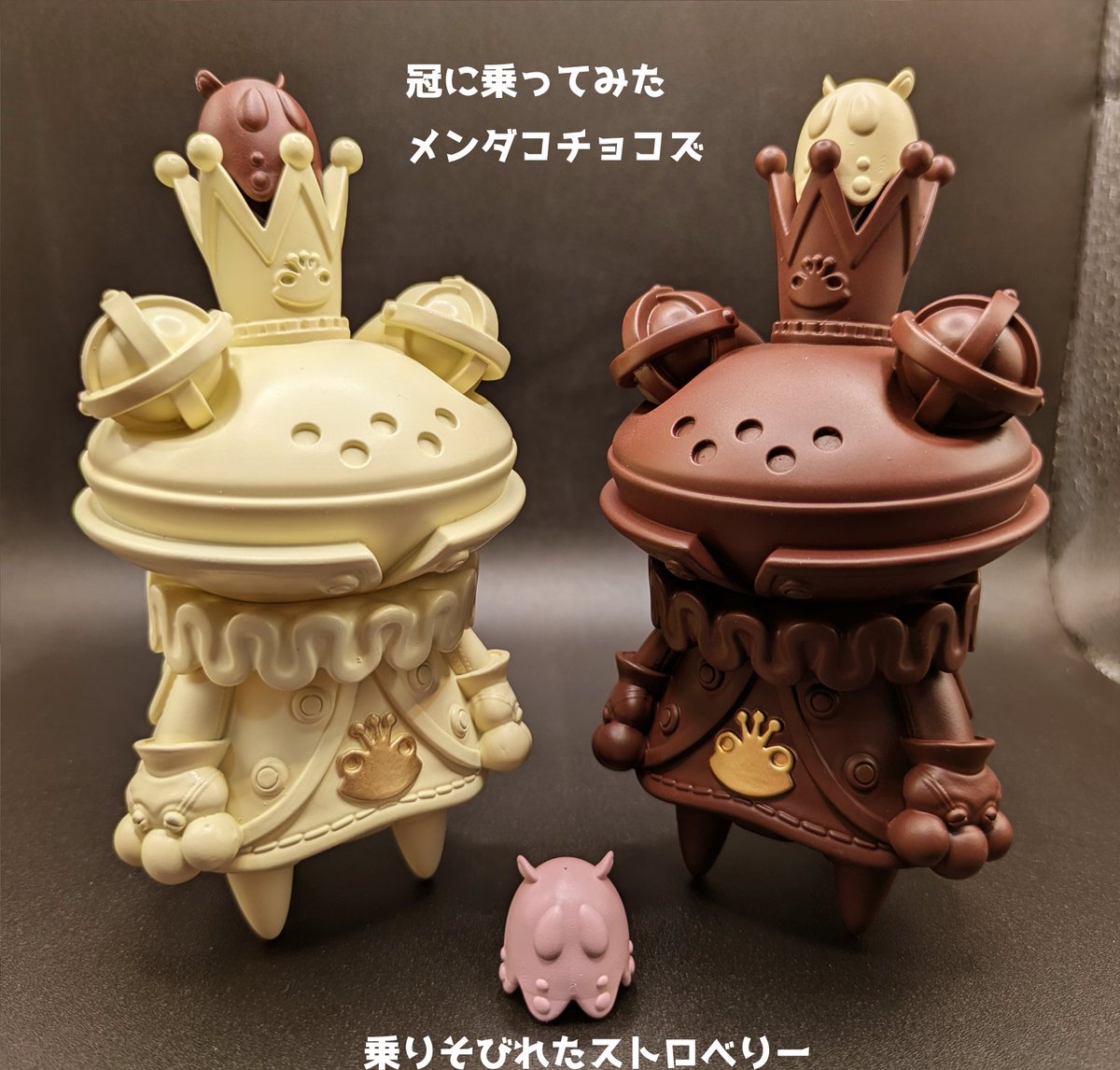 ririy4yun's tweet image. ケロキングソフビの新カラー、バターミルクとココアミルクは、11月9日に開催のホビーラウンド33にも少数持っていきますが、受注も現在受付中ですのでよかったらどうぞ！メンダコチョコズもケロキング1匹に付き3個付いてきます。価格は￥9,800円です。