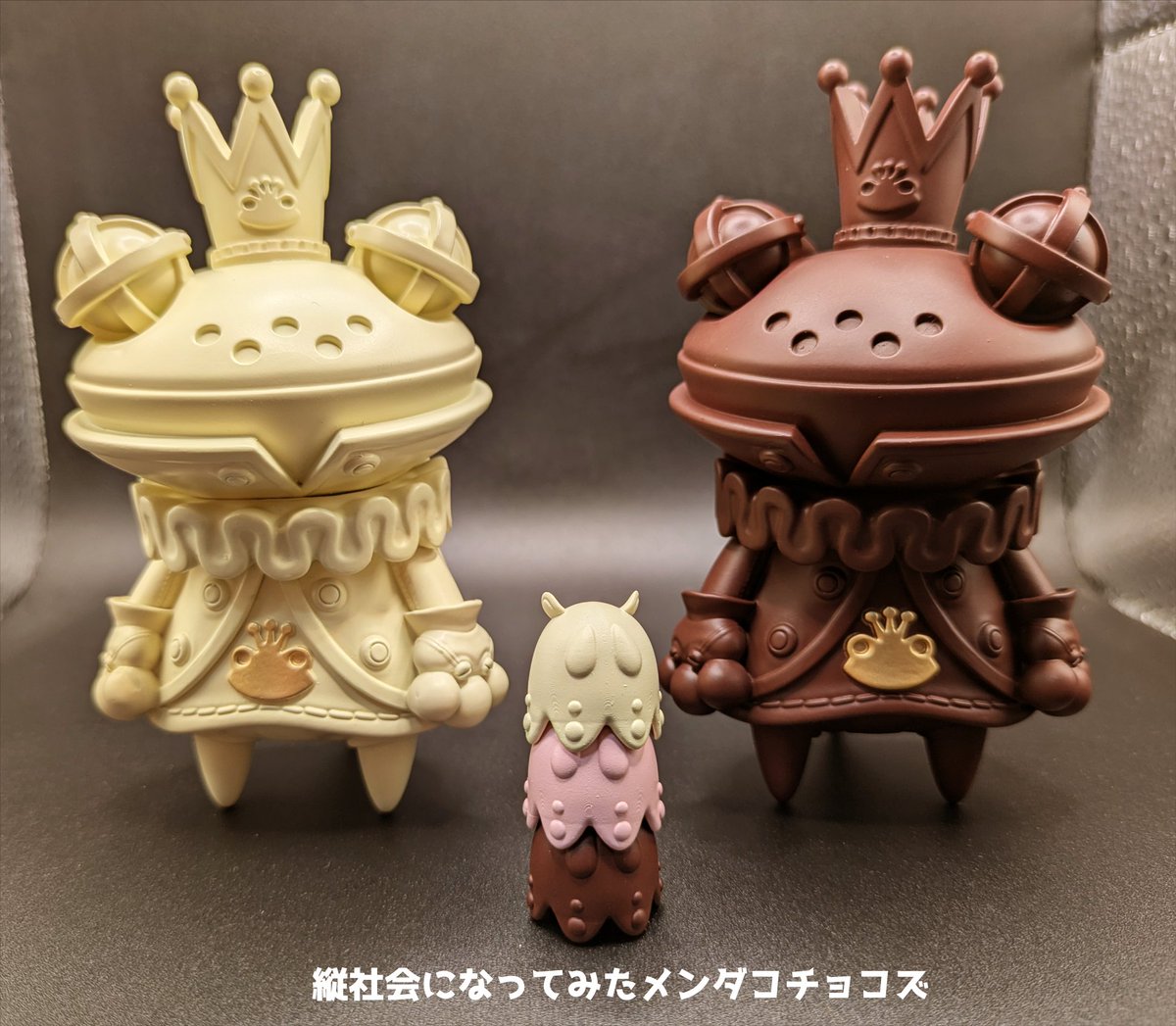 ririy4yun's tweet image. ケロキングソフビの新カラー、バターミルクとココアミルクは、11月9日に開催のホビーラウンド33にも少数持っていきますが、受注も現在受付中ですのでよかったらどうぞ！メンダコチョコズもケロキング1匹に付き3個付いてきます。価格は￥9,800円です。