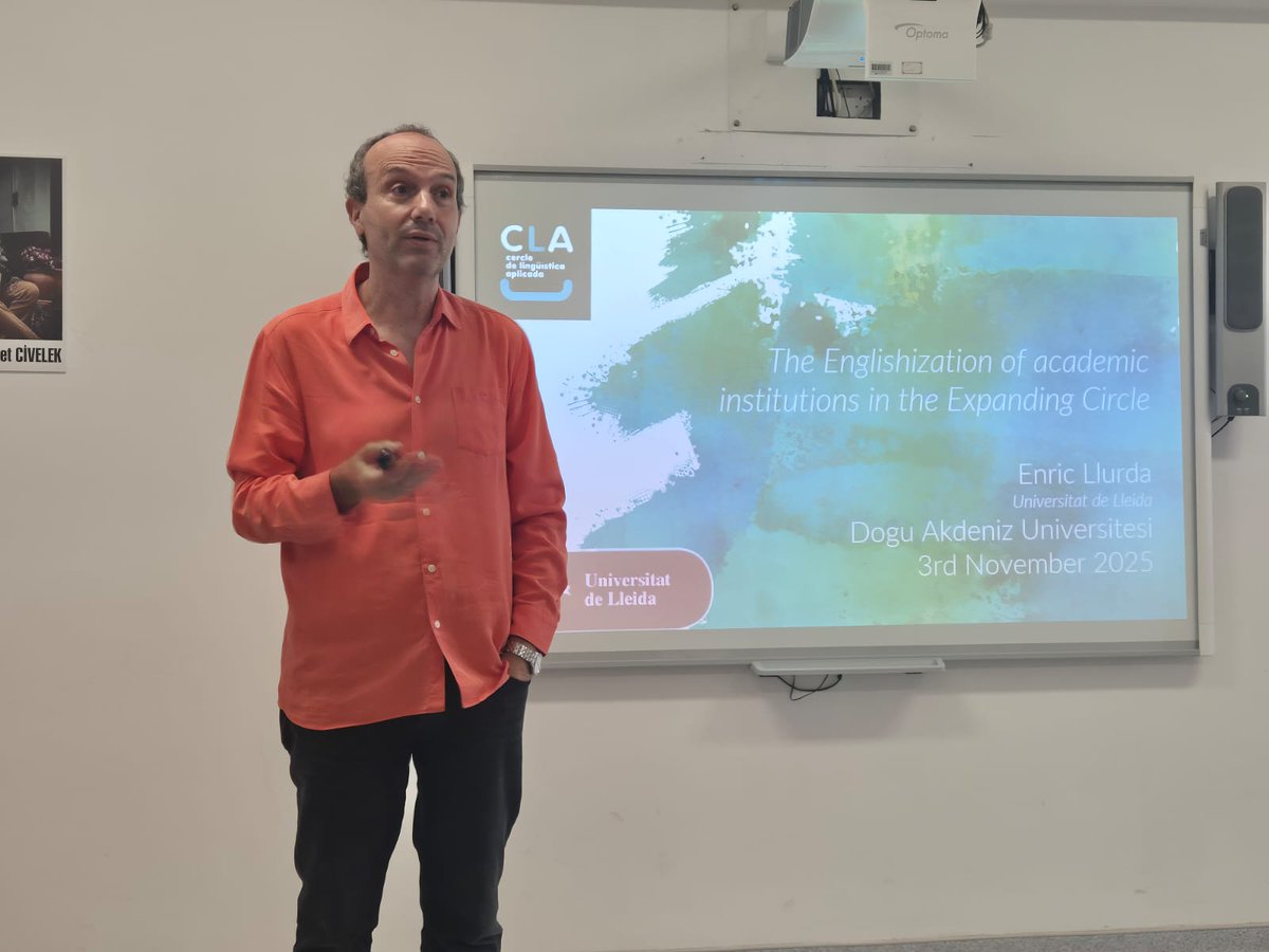 3/4 <a href="/Enric_Lleida/">Enric Llurda</a>'s talk, “The #Englishization of academic institutions in the Expanding Circle” examined critically the role of English in #HigherEducation🗣️ 🏫🌐