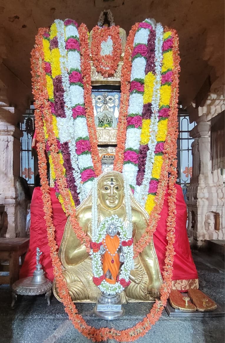 Jaggesh2's tweet image. ಇಂದಿನ ರಾಯರ ಬೃಂದಾವನ ಅಲಂಕಾರ ದರ್ಶನ 🙏