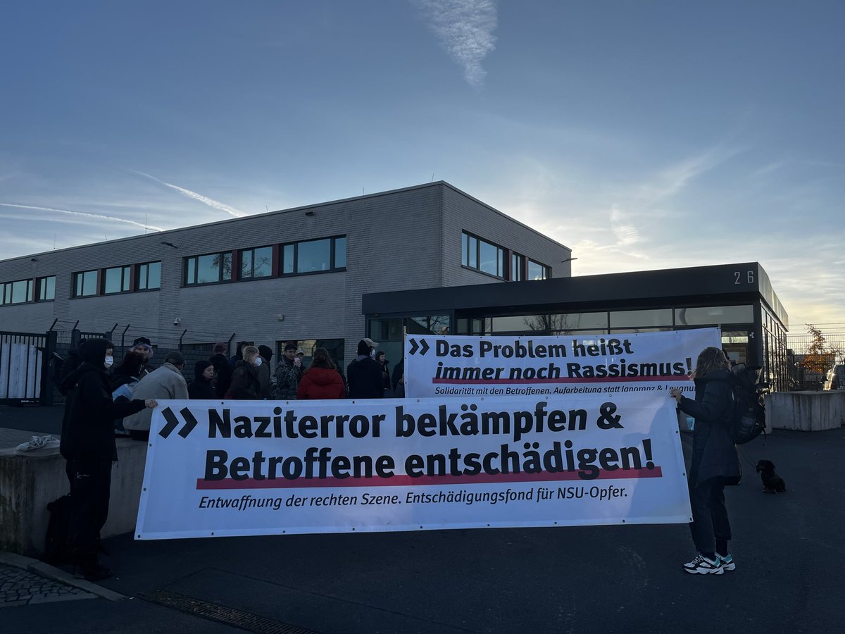 Guten Morgen. Um 10 Uhr soll hier im Hochsicherheitssaal des OLG Dresden der NSU-Prozess gegen Susann Eminger losgehen.