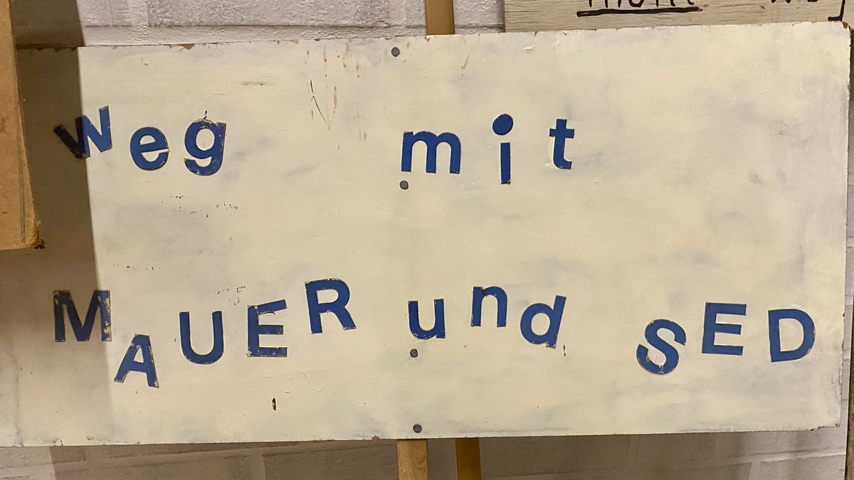 schoene_jens's tweet photo. #OTD 1989. Die DDR in Aufruhr. Wir erinnern uns vor allem an die Großstädte, doch protestiert wurde u.a. auch in: #Colditz, #Eibau, #Eisfeld, #Erkner, #Klötze, #Kröpelin, #Lindow, #Milmersdorf, #Möckern, #Neuzelle, #Pockau, #Templin…

Noch drei Tage bis zum Mauerfall in #Berlin. https://t.co/Kolkbq294j