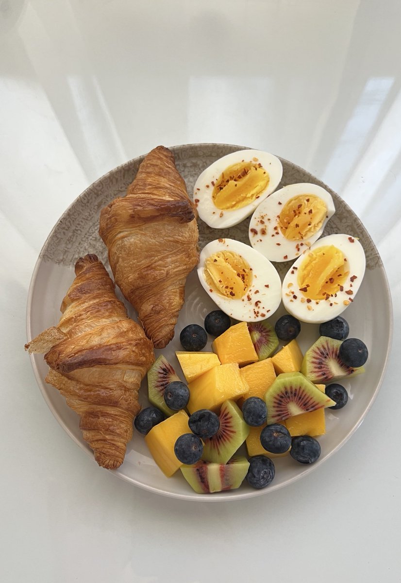 •Today breakfast 🥭🥝🫐
    ✨389 calories ✨