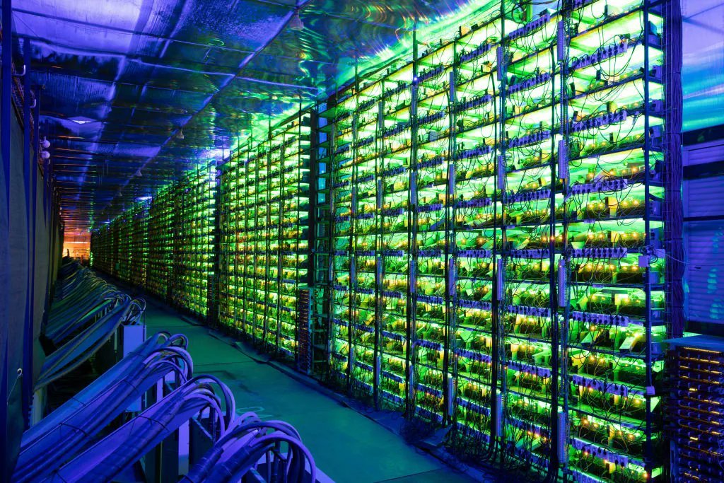 cryptorover's tweet photo. Bitcoin mining vs. Gold ⛏️ mining https://t.co/QYOEfvqMpv