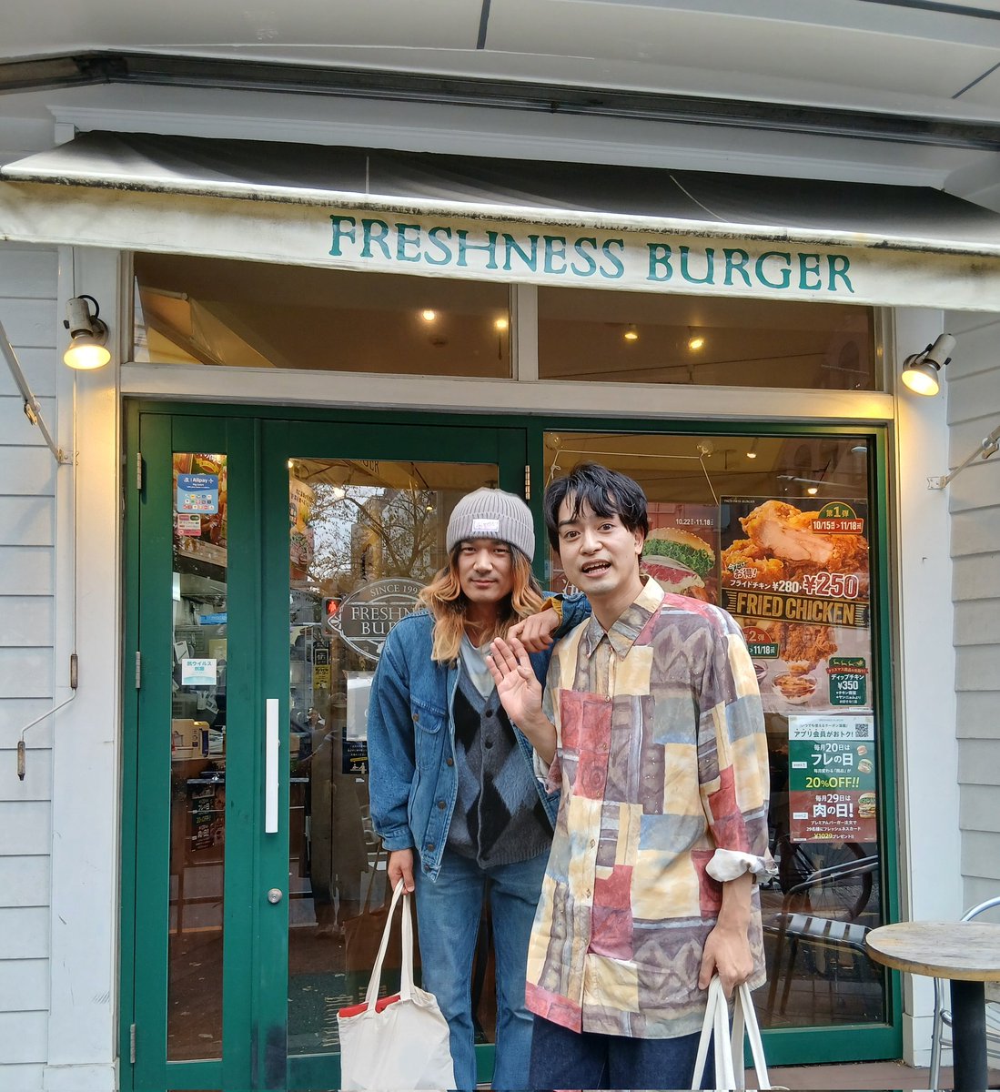 s_sho_yo_'s tweet image. a flood of circleの佐々木さんと昼散歩

15年前一緒に働いていたバイト先で記念撮影！