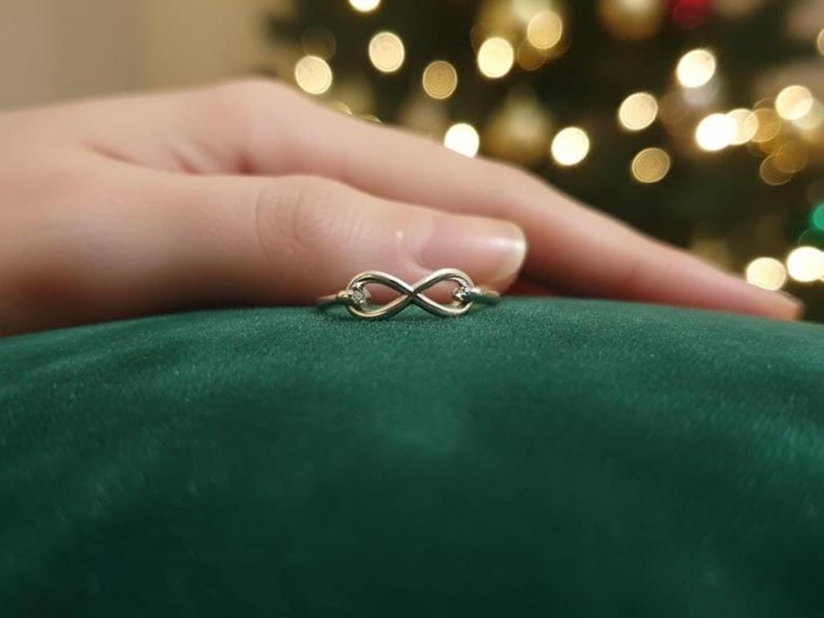 jewelldiro's tweet image. 💖 Embrace eternal love with our Minimalist Infinity Ring! Made of 925 Sterling Silver, perfect for women &amp;amp; girls. Ideal birthday gift or daily elegance. ✨ #InfinityRing #SterlingSilver #GiftForHer 
Order Now: jewelldirojewellery.etsy.com/listing/439926…
etsy.com/in-en/shop/Jew…
