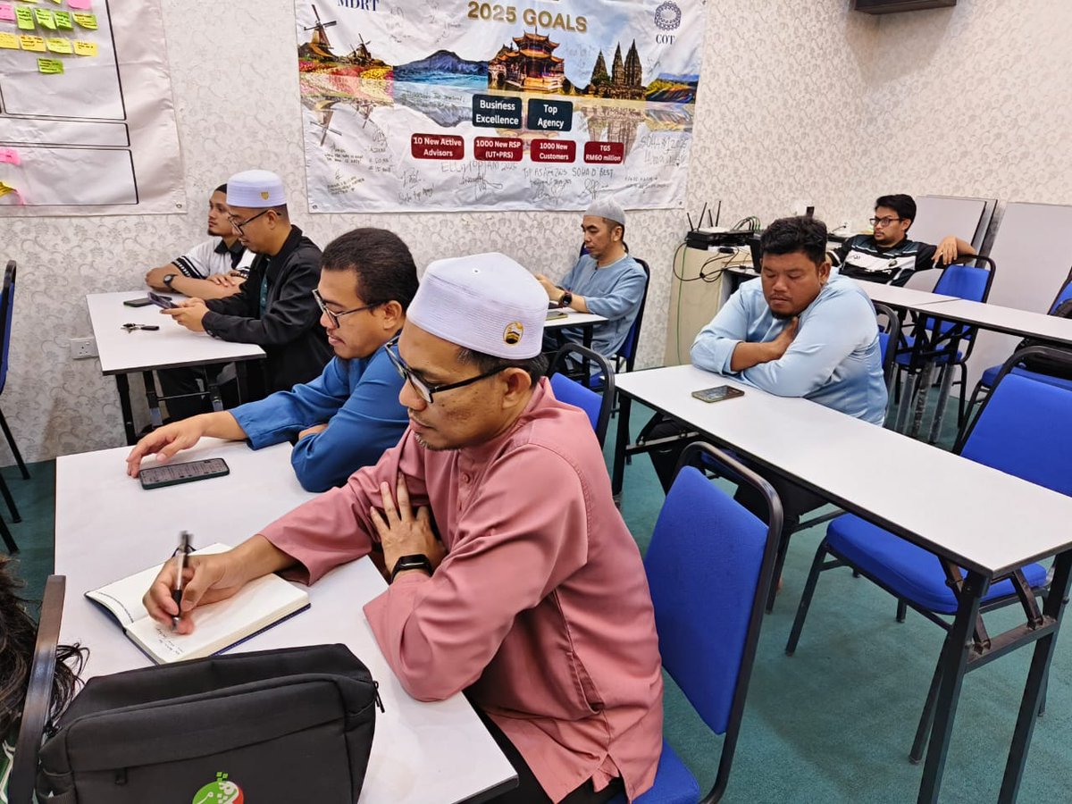 PemudaPASMelaka's tweet photo. Alhamdulillah, 
Pemuda PAS Melaka digerakkan dengan suntikan baharu melalui Taklimat Khas bersama YB Tuan Haji Bakri Jamaluddin, Ahli Parlimen Tangga Batu selaku Timbalan Pesuruhjaya PAS Melaka.

#PemudaPASMelaka #MenujuSeriNegeri #TerusMemimpin #GenerasiRabbaniMenujuSeriNegeri https://t.co/kYOSN7g76c