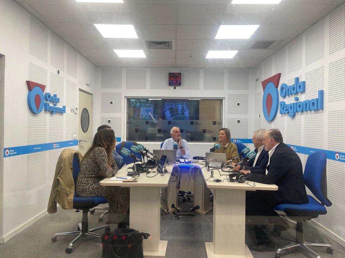 🔵📻 Ya en antena la #tertuliaOR con el análisis de la actualidad de este jueves
🗣️ <a href="/jc_josec/">Jose Carlos Vicente Lopez</a>  <a href="/pjmartinstar/">Pedro Juan Martín Castejon</a> <a href="/la_unzu/">Belén Unzurrunzaga</a> <a href="/Mafuensanta/">M Fuensanta Martínez</a>  <a href="/mlmorell/">Miguel López-Morell</a> 
🔗 orm.es/directos/infor…