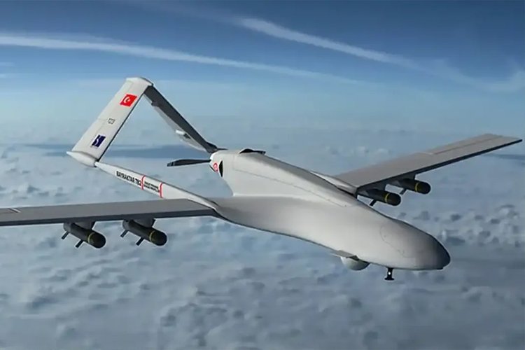 Alman Ordusu’ndan üst düzey bir yetkili DW'ye konuştu:

“Almanya, Türk İHA’larına kesinlikle yakından bakmalı.”

Aynı yetkili, mevcut temasları da işaret etti:

“Türk-Alman savunma iş birliği TB2’lerde zaten görülebilir.”

Almanya, Türk İnsansız havacılığının üstünlüğünü