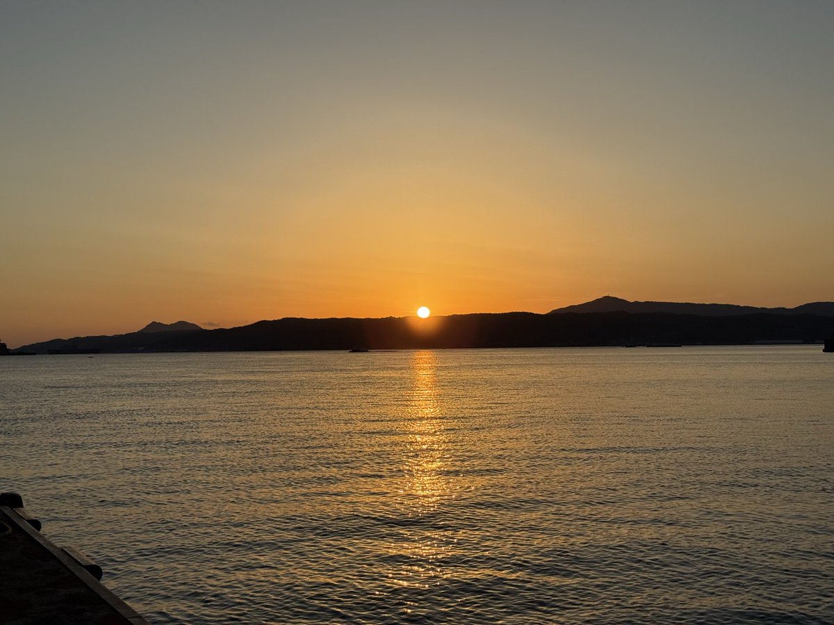 Take_Haino's tweet photo. It is a beautiful sunsets. I found it on the way to Matsuyama to attend a conference. https://t.co/0X4DhJvOrg