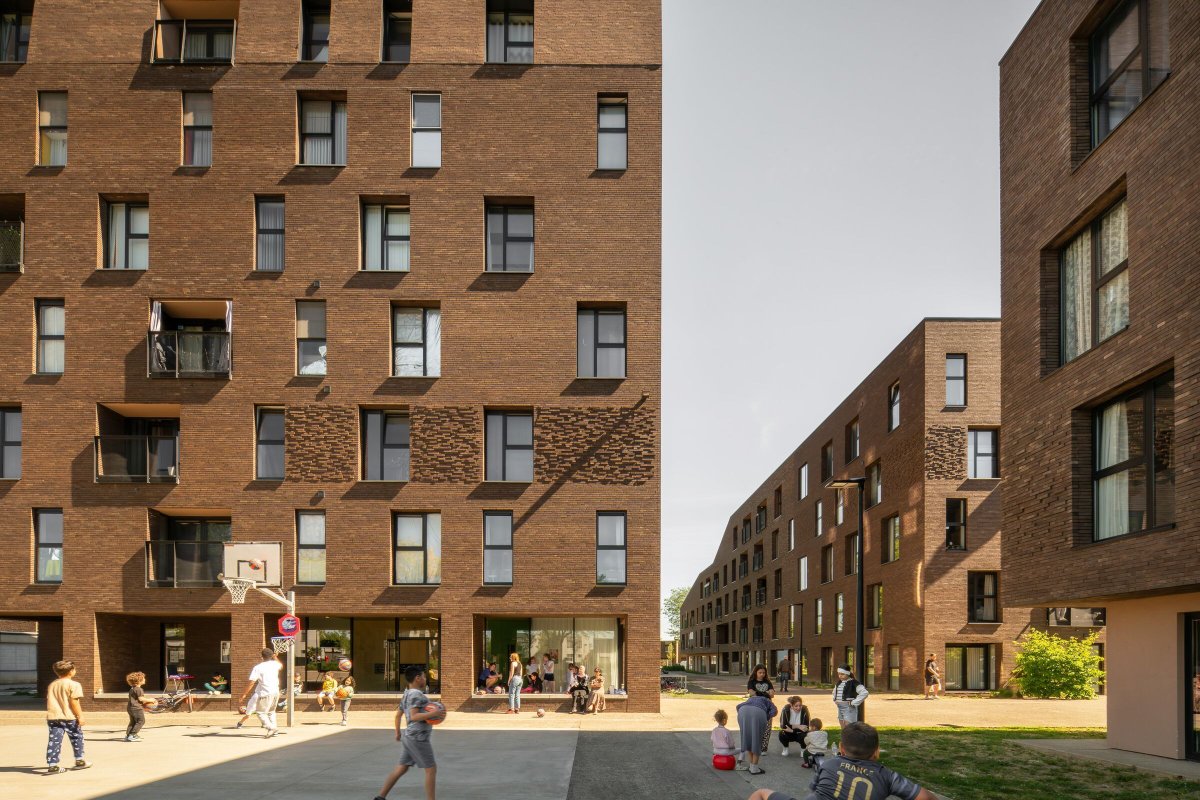 Archello's tweet image. Paspoel Anders by Studio Woodroffe Papa reimagines a once-isolated Belgian housing estate into a vibrant, community-driven neighbourhood. 
buff.ly/Jca0Tu3 

#CommunityArchitecture #UrbanRegeneration #SocialHousingDesign