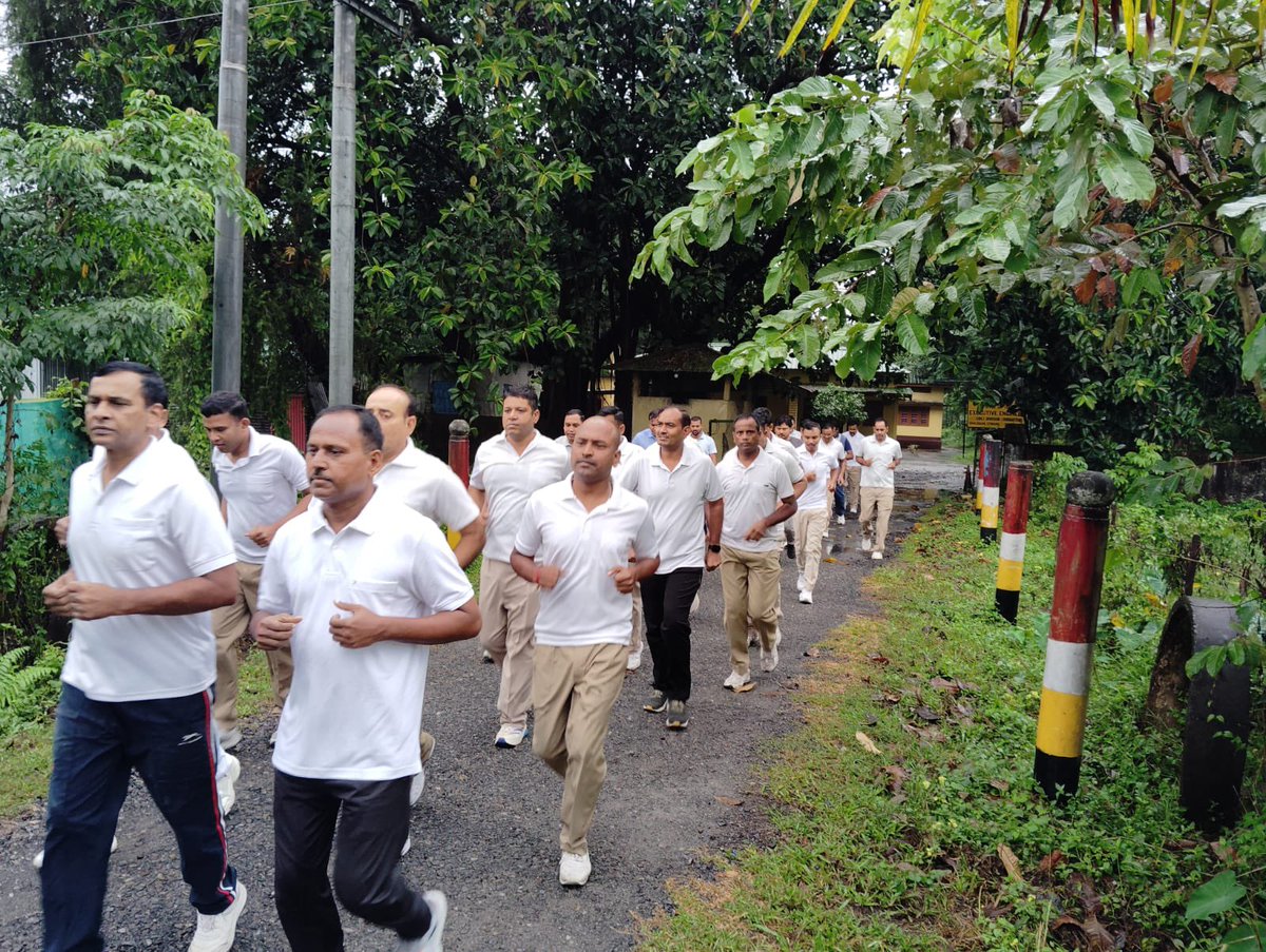 RangeOpsCrpfLA's tweet photo. Rashtriya Ekta Diwas had been observed on 31/10/2025 in this office in a befitting manner. Maximum personnel had participated in the Run for Unity as organised at Ops Range, CRPF, Lower Assam. Officers/Personnel took pledge in this regard as read out by the H.O.O. https://t.co/LW1pbantQI