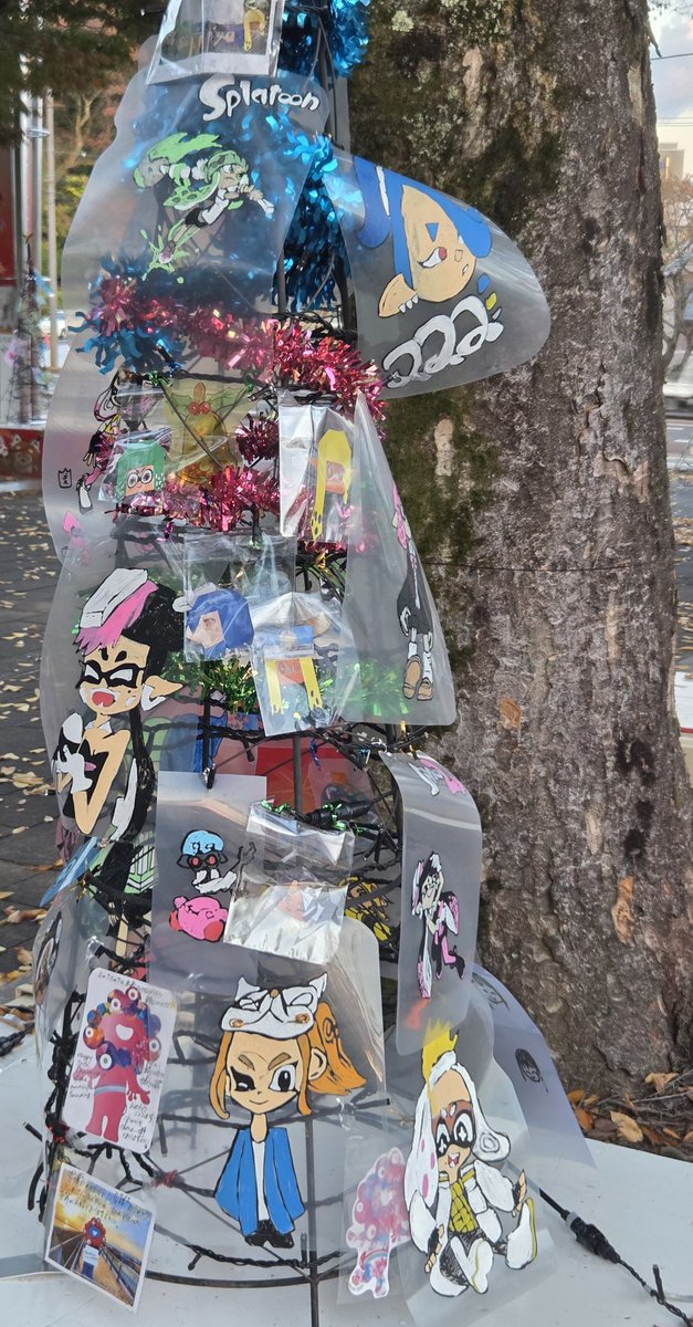 darknessyuta's tweet photo. 公園歩いてたらスプラトゥーンのクリスマスツリー？発見した https://t.co/XA0EGkjuQc