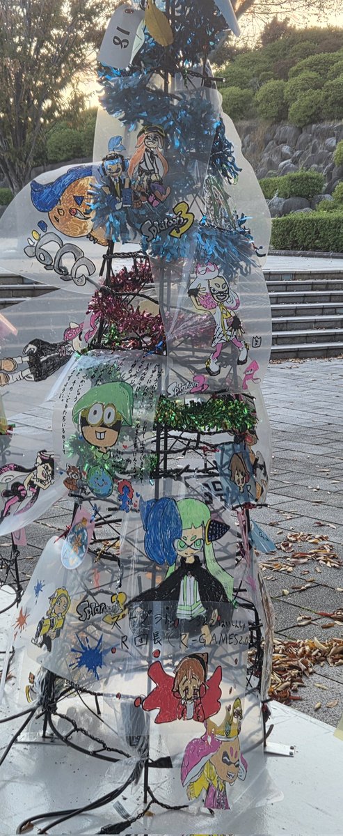 darknessyuta's tweet photo. 公園歩いてたらスプラトゥーンのクリスマスツリー？発見した https://t.co/XA0EGkjuQc