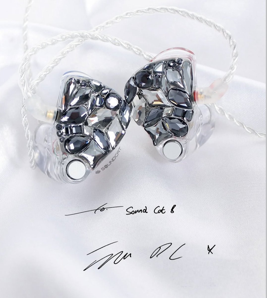 From soundcat_custom_gallery Instagram account:

"샤이니 태민님의 커스텀인이어 멋진 블랙스톤으로 가득 채운 태민님의 매력적인 인이어~!🤍🖤
SHINee TAEMIN 's CIEM
TAEMIN's charming in-ear full of with black stones!🤍🖤"

Taemin's new inears are so pretty!!🥰