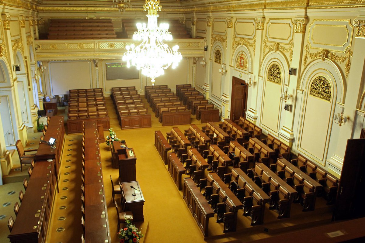 V souvislosti s volbou vedení Poslanecké sněmovny Parlamentu České republiky se ve veřejném prostoru objevily informace, že předseda sněmovny dostává informace zpravodajských služeb. Podle zákona o zpravodajských službách předsedové obou komor Parlamentu ČR nepatří mezi zákonné