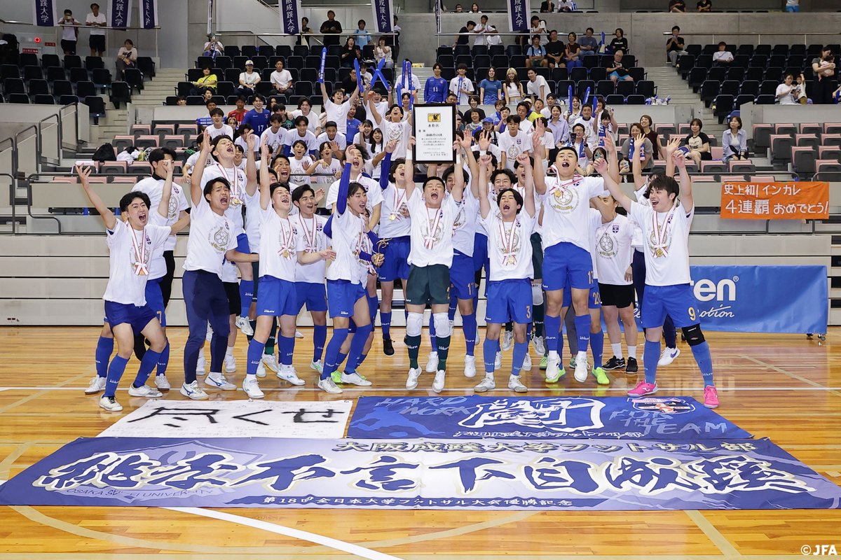 JFA's tweet photo. 第21回全日本大学フットサル大会(岸和田市総合体育館/大阪)で実施された、テクニカルスタディグループ(=TSG)による大会分析レポートがJFAテクニカルニュースで掲載されました⚽️📝

従来と趣向を変え、ピックアップチームの監督へ大会後にインタビューを実施。日常のトレーニング環境やチームでの工夫などを語ってもらい、大学年代の現状分析や考察を記載しています。
また大会TSGの新たな取り組みとして、大会で躍動した優秀選手等を独自に評価・選出しています。

◆大会優秀選手賞(ベスト10)
【GK】
川又 仁/順天堂大学フットサル部ガジル/jfc
横田 翔/大阪成蹊大学フットサル部

【FIXO】
井口 晴斗/大阪成蹊大学フットサル部
佐藤 仁紀/東北大学フットサル部ディーグッチ
坂本 泰知/東京国際大学サッカー部

【ALA】
鈴木 大輝/大阪成蹊大学フットサル部
宮田 惇平/大阪成蹊大学フットサル部
田中 麟比斗/順天堂大学フットサル部ガジル/jfc

【PIVO】
大野 頼基/大阪成蹊大学フットサル部
岸本 開登/関西学院大学プルミエール'06

◆大会得点王
鈴木 大輝/大阪成蹊大学フットサル部(4得点)
大野 頼基/大阪成蹊大学フットサル部(4得点)
渡邊 神維/新潟医療福祉大学フットサル部(4得点)

◆最優秀GK賞
川又 仁/順天堂大学フットサル部ガジル/jfc

◆最優秀監督賞
小畑 慎治/順天堂大学フットサル部ガジル/jfc

◆最優秀選手賞
鈴木 大輝/大阪成蹊大学フットサル部

#jfa #フットサル