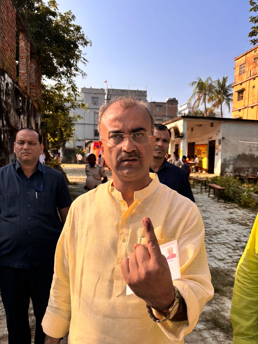 मंगल भवन अमंगल हारी,
आ गए है भगवा धारी।।
हार जायेंगें अवध बिहारी .....
