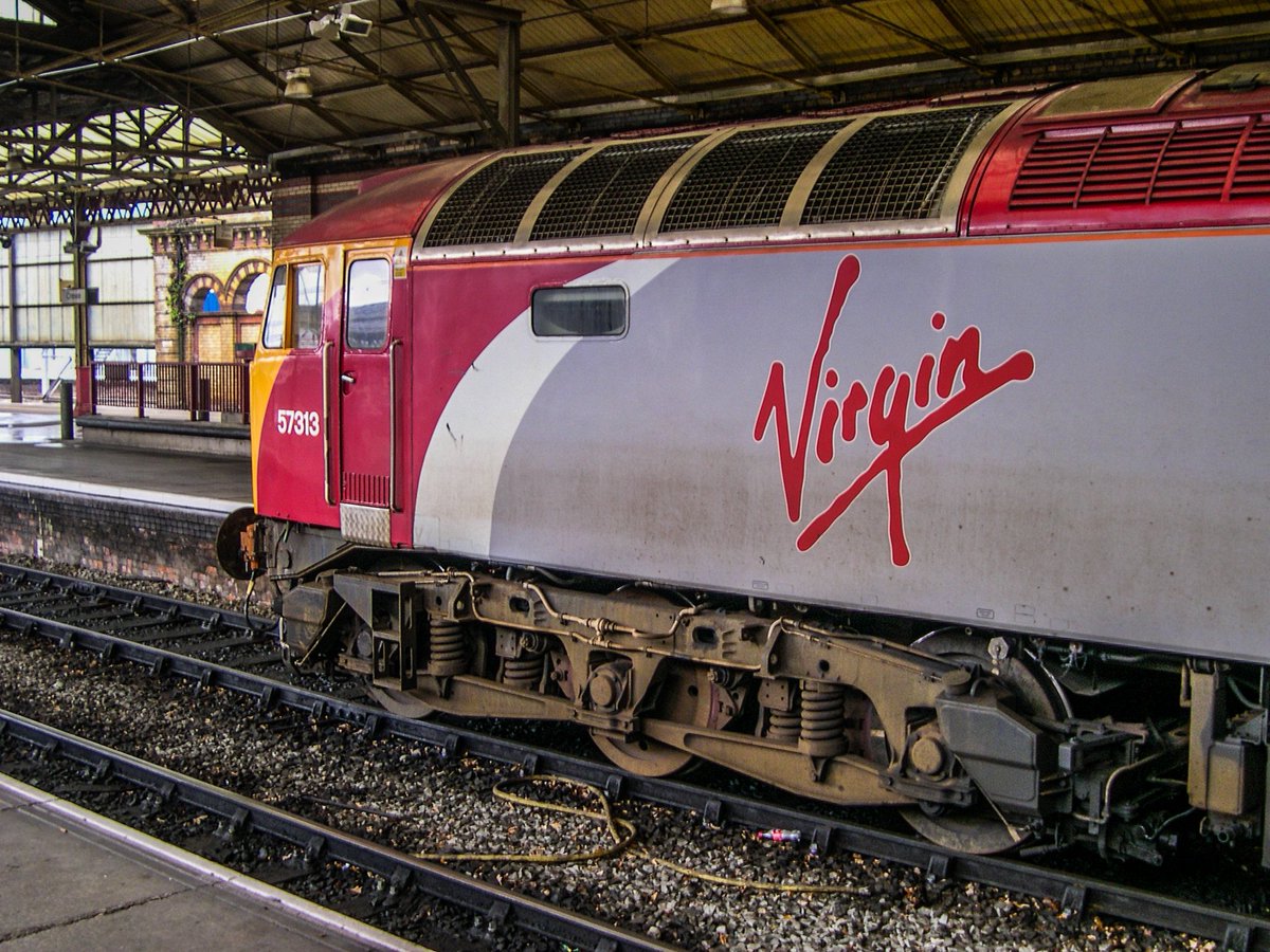 miles_chains's tweet image. Thunderbirds are go! 57313 ‘Tracy Island’ stands at Crewe station. A great idea from a forward thinking operator. Such a shame that their use was curtailed, along with the flexibility they brought.
#Class57 #Thunderbird #Crewe #VirginTrains