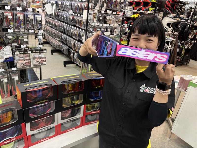 お待たせしました！！！
Alpinestarsの新作ゴーグルが揃いました💙💚❤💛
平たい顔族代表の私でも隙間があまりできず調子よさそうな雰囲気です！
もう欲しくなっちゃった～～～🥰

オンラインストアでも購入出来ます！
dirtbikeplus.jp/products/list/…