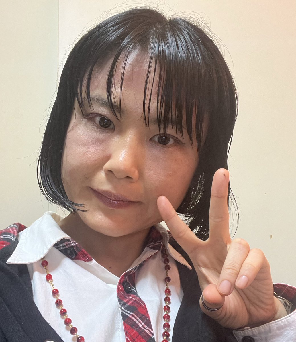 sarafuchu's tweet photo. 最近、垢抜けについての投稿をよく見かけるので、私の垢抜け遍歴を載せておきます
順に18歳→34歳→37歳→40歳 https://t.co/D02jjJMtp1