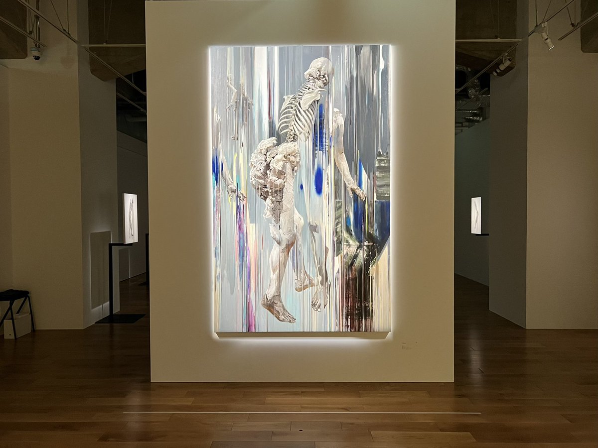 harold_1234's tweet photo. 「諏訪敦｜きみはうつくしい」@ WHAT MUSEUM。3年前の府中の展示も素晴らしかったのですが、今回は静物画と「汀にて」でさらに深みに入っていくような…絵の中に人や事物を召喚する。ここ数年にあった身近な人の死とか老いることついて色々頭がよぎりました。諏訪さんが訥々と語る映像も良かったです。 https://t.co/1Unz6nfHiX