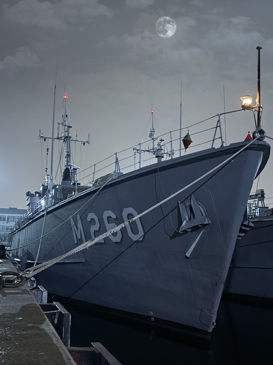 Gökyüzünde Süper Ay, yeryüzünde süper yürekler…
Ayın parlaklığı, nöbetteki askerimizin gözlerinde...🌕🇹🇷

#MillîSavunmaBakanlığı 
#GününFotoğrafı📸