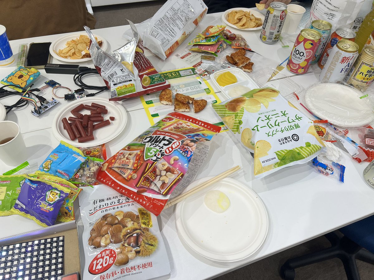 makersbar_'s tweet photo. メイカー飲み��始まっております！
たーのしー！ https://t.co/qG6miPzYl3