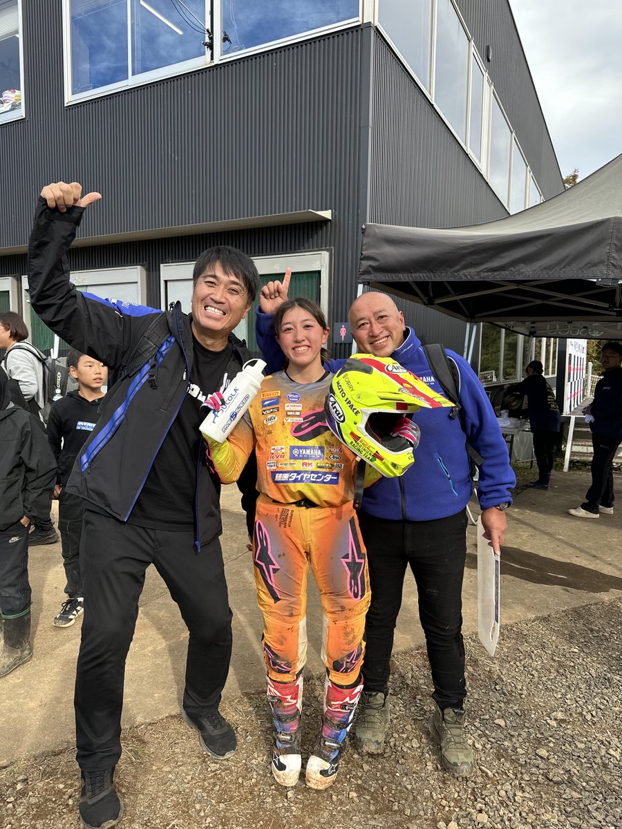 【全日本モトクロス選手権 最終戦
　　　　　　in スポーツランドSUGO】

  弊社代表ホソカワシャッチョサン✌️が、 サポートチーム＆ライダーの応援に行ってまいりました

ゼッケンNo.3　BLU CRU YSP大阪箕面の川上真花選手が怪我から復帰３戦目で見事優勝を飾りました！