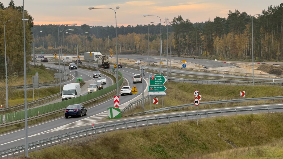 👷 Rozbudowa DK25 w Brzozie, która powstaje razem z S10 Bydgoszcz - Toruń w najnowszej odsłonie. Na zdjęciach droga dojazdowa do węzła Zielona, budowa węzła Brzoza oraz widok od węzła Bydgoszcz Płd.
<a href="/GDDKiA/">Generalna Dyrekcja Dróg Krajowych i Autostrad</a> #kujawskopomorskie