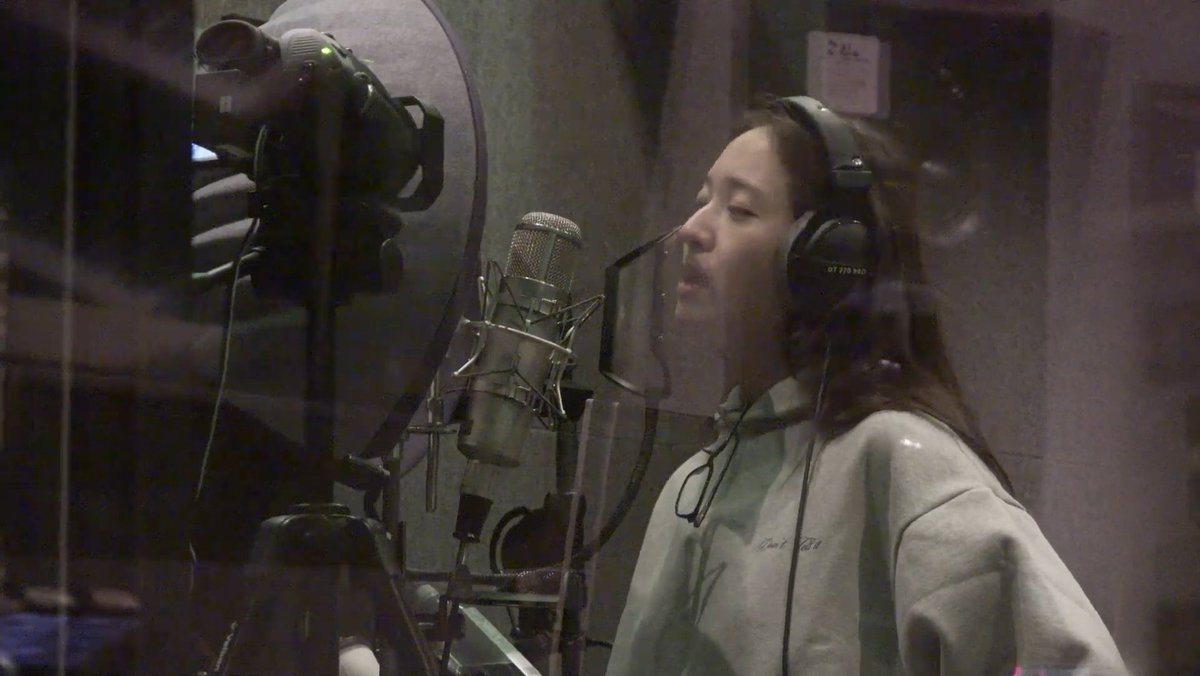 aes4walls's tweet photo. krystal in the recording studio 🎙🎧 https://t.co/1IZy7G09FL