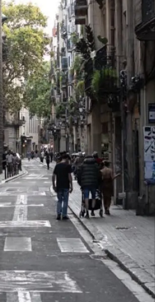 Un magrebí le arranca una cadena de oro a una mujer de 85 años en la C/Hospital.
Otro,le roba el móvil a un anciano de 80 con bastón y lo tira al suelo en la C/del Carmen
Todo ello en el Raval en Barcelona donde los ancianos no pueden salir de casa
…Son víctimas de esta gentuza!