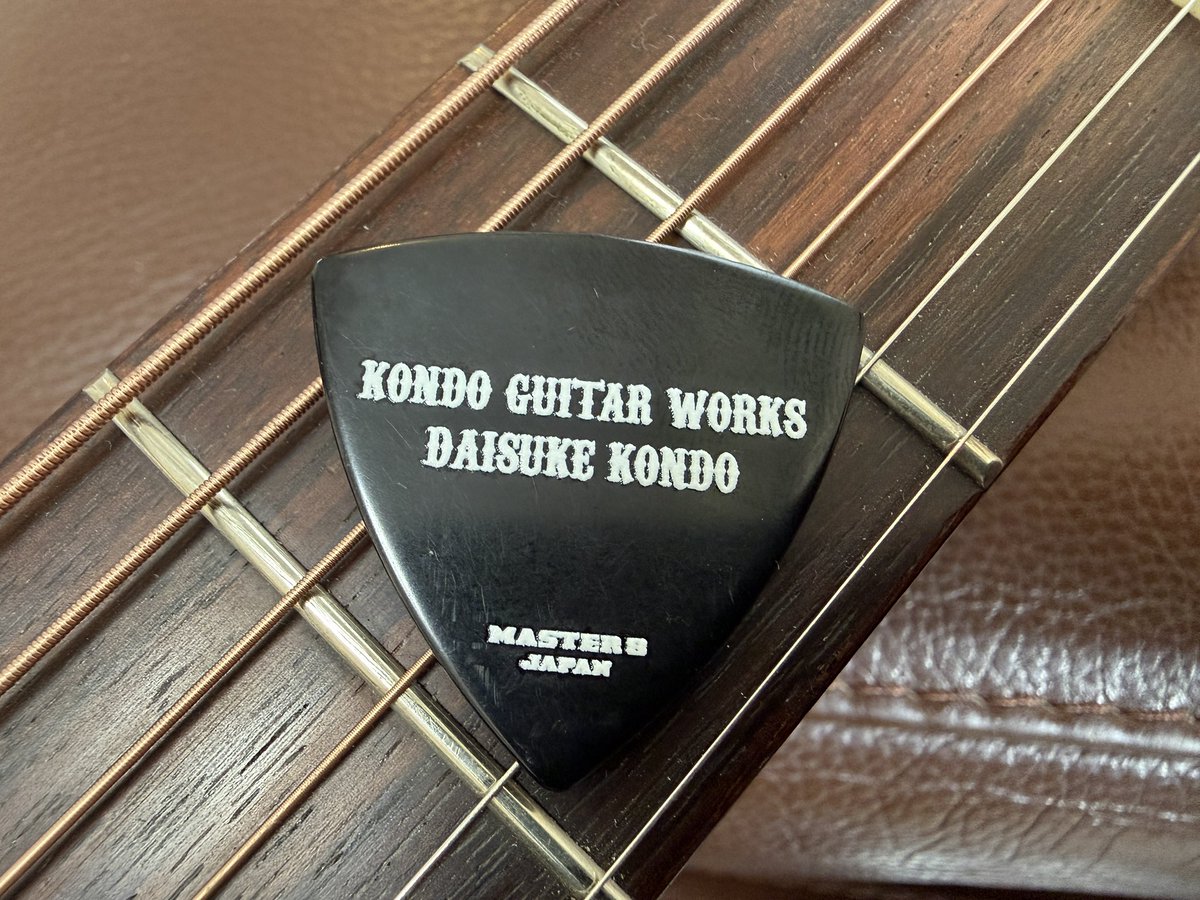 海外のギターテックの真似して名刺代わりにピック作りました。ピックの形はちょいちょい変わると思います。