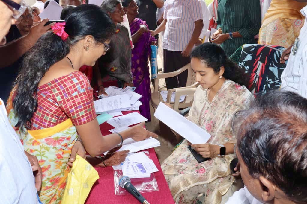 PalleSindhura's tweet photo. ప్రజల సౌకర్యార్థం కొత్తచెరువు కమ్యూనిటీ హెల్త్ సెంటర్లో ప్రభుత్వం ఆధ్వర్యంలో నిర్వహించే ఉచిత కంటి వైద్య పరీక్ష శిబిరానికి ముఖ్య అతిథిగా హాజరైన పుట్టపర్తి ఎమ్మెల్యే పల్లె సింధూర రెడ్డి గారు, మాజీ మంత్రి పల్లె రఘునాథరెడ్డి గారు. #freeeyecheckupcamp #healthcare
#MlaSindhuraReddy https://t.co/hCnXhECVOB