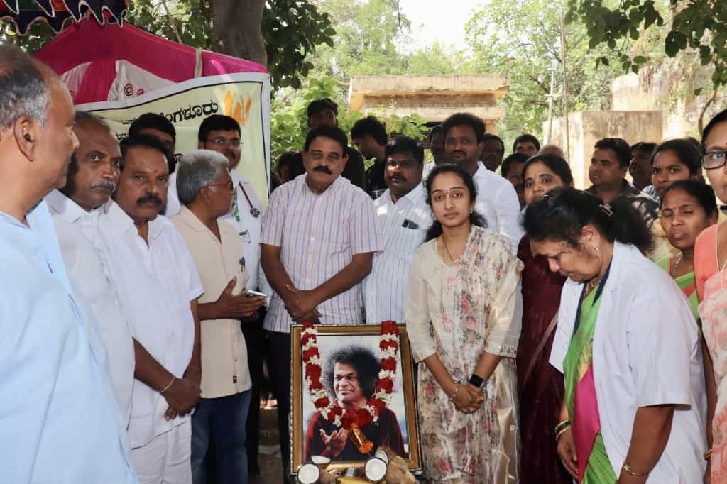PalleSindhura's tweet photo. ప్రజల సౌకర్యార్థం కొత్తచెరువు కమ్యూనిటీ హెల్త్ సెంటర్లో ప్రభుత్వం ఆధ్వర్యంలో నిర్వహించే ఉచిత కంటి వైద్య పరీక్ష శిబిరానికి ముఖ్య అతిథిగా హాజరైన పుట్టపర్తి ఎమ్మెల్యే పల్లె సింధూర రెడ్డి గారు, మాజీ మంత్రి పల్లె రఘునాథరెడ్డి గారు. #freeeyecheckupcamp #healthcare
#MlaSindhuraReddy https://t.co/hCnXhECVOB