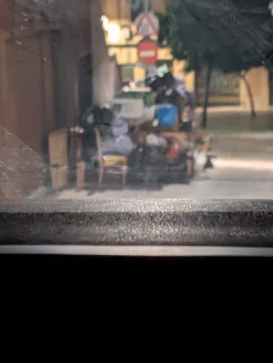 .<a href="/TGNAjuntament/">Ajuntament de Tarragona</a> Continua igual la brossa a la plaça de la Pagesia, afegint la pluja que ha deixat tot fet una merderada!
Ja n’hi ha prou! #Ortsdimissio 
.<a href="/rvinualestgn/">Rubén Viñuales /♥️</a> .<a href="/SoniaOrtsLeiva/">Sonia</a>