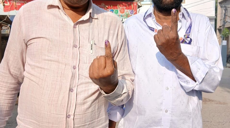 TanujaG07's tweet photo. आपका वोट  बहुत क़ीमती है मतदान ज़रूर करें लेकिन सोच समझकर आपने पहले जिसके हाथ कमान दिया  उसका असर बख़ूबी बिहार में देखने को मिला है लेकिन आगे और भी अच्छा बदलाव हो तो आप अपना #voteforyou कीजिएगा 

#BiharElection2025 #vote4peace 
#yourvoteforbihar https://t.co/bq4u9qODQ3
