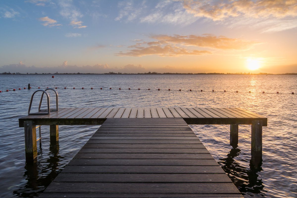 Ochtengloren over de Braasemermeer bij Roelofarendsveen. 

(c)2019-today Martijn van der Nat