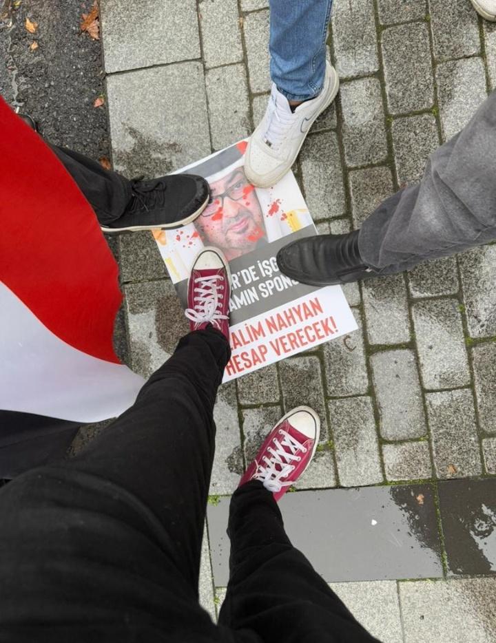 Apollo_Hak's tweet photo. #BoycottUAE
تركيا تخرج من اجلنا مجددا
تظاهرات من الشعب التركي الشقيق أمام قنصلية الامارات باسطنبول 💙✊ https://t.co/87S0RWbn1R