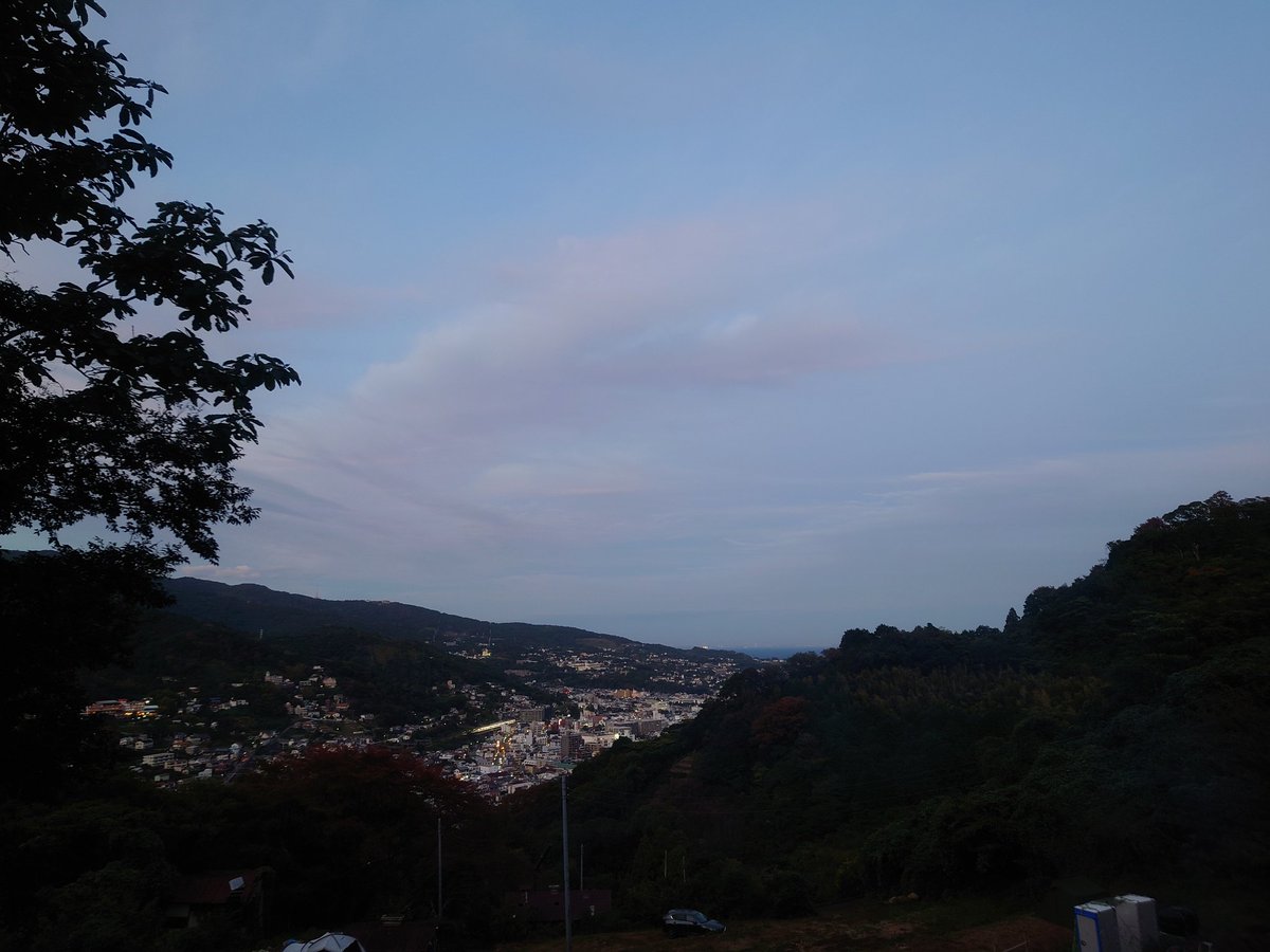 hati_saitama's tweet photo. 今日は海岸からお月様が見える日なんだけど
雲が厚くて見れなかった💦
けど
この景色眺めながら
地元の焼き鳥食べ過ごす時間は至高✨
あと
甲冑着ながらの自撮り難しいwwww
#GROVE camping hill
#チャコマス
#ZABUTON
#鶴居木炭
#BCバイキングランタン
#ソロキャンプ
#武者キャン https://t.co/D7kKEpfiCn