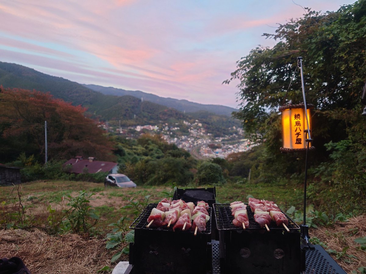 hati_saitama's tweet photo. 今日は海岸からお月様が見える日なんだけど
雲が厚くて見れなかった💦
けど
この景色眺めながら
地元の焼き鳥食べ過ごす時間は至高✨
あと
甲冑着ながらの自撮り難しいwwww
#GROVE camping hill
#チャコマス
#ZABUTON
#鶴居木炭
#BCバイキングランタン
#ソロキャンプ
#武者キャン https://t.co/D7kKEpfiCn