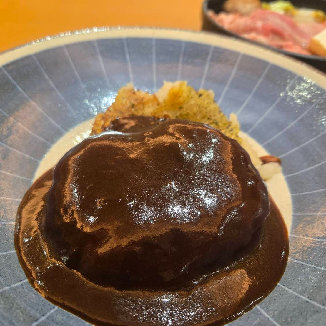 こんにちは🍁
今年4月にオープンした #キッチン青海珈琲 です😊
肌寒くなってきた今の季節にぴったりな
岡山県産の高級和牛「備中牛」を使った贅沢メニューをご紹介🐄

深いコクのあるデミグラスハンバーグ🍴
とろける食感のすき焼き御膳🥩

もちろん #青海珈琲 のコーヒーも☕️
ぜひご来店ください✨