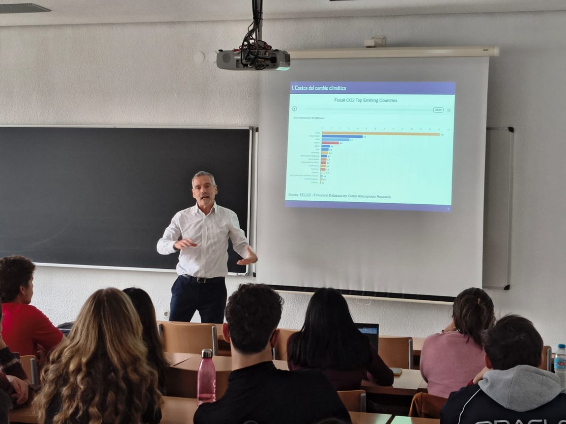 jorgecarreraok's tweet photo. Tuvimos un gran seminario en el marco del Máster en Desarrollo Económico y Políticas Públicas de la Universidad Autónoma de Madrid (@MEDEPP_UAM).

Presenté una versión extendida del trabajo “The Twin Challenges of the Energy Transition: External and Financial Constraints in Developing Countries”.

Analizamos cómo los países en desarrollo deben afrontar, por un lado, los costos del cambio climático y los compromisos derivados de la transición energética y, por otro, la necesidad de continuar impulsando el desarrollo económico y social.

En este contexto, encontrar formas de financiamiento sostenibles se convierte en uno de los desafíos más importantes que enfrentan estos países. Examinamos, en particular, los límites del financiamiento externo, tanto en su forma de deuda como de inversión extranjera directa (IED), así como el rol de la cuenta corriente en el proceso de transición energética.

En las recomendaciones de política económica se analiza la dificultad de que fuentes privadas puedan aportar solas ese volumen de necesidades. La necesidad de activar y modificar el rol de los organismos multilaterales de crédito para poder potenciar el financiamiento. 
(Abajo hay más detalles).

Gracias por la invitación.